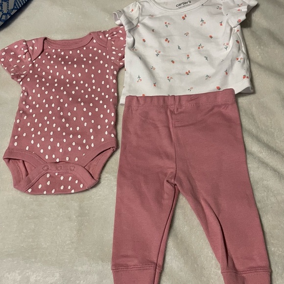 Newborn clothing for baby girl (bundle) - Picture 3 of 5